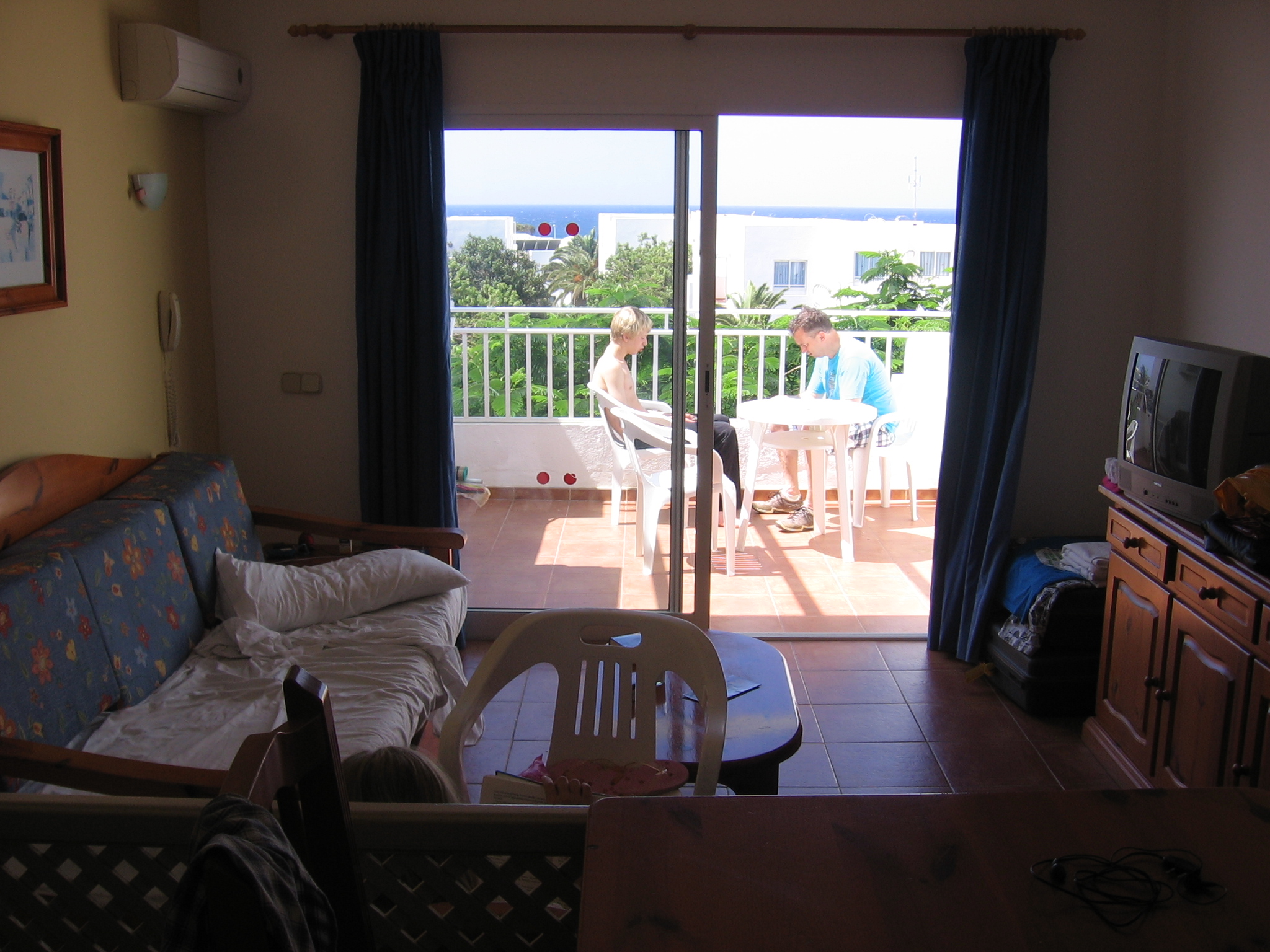 Samen op het balkon met uitzicht op zee