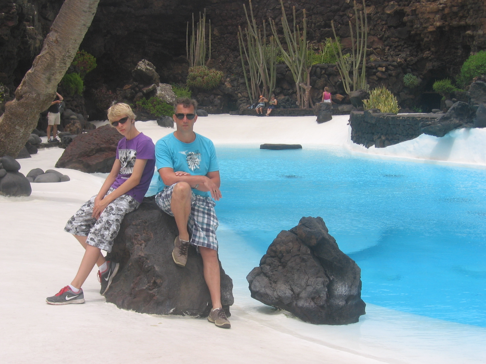 Samen op de rotsen bij de blauwe lagune op Lanzarote