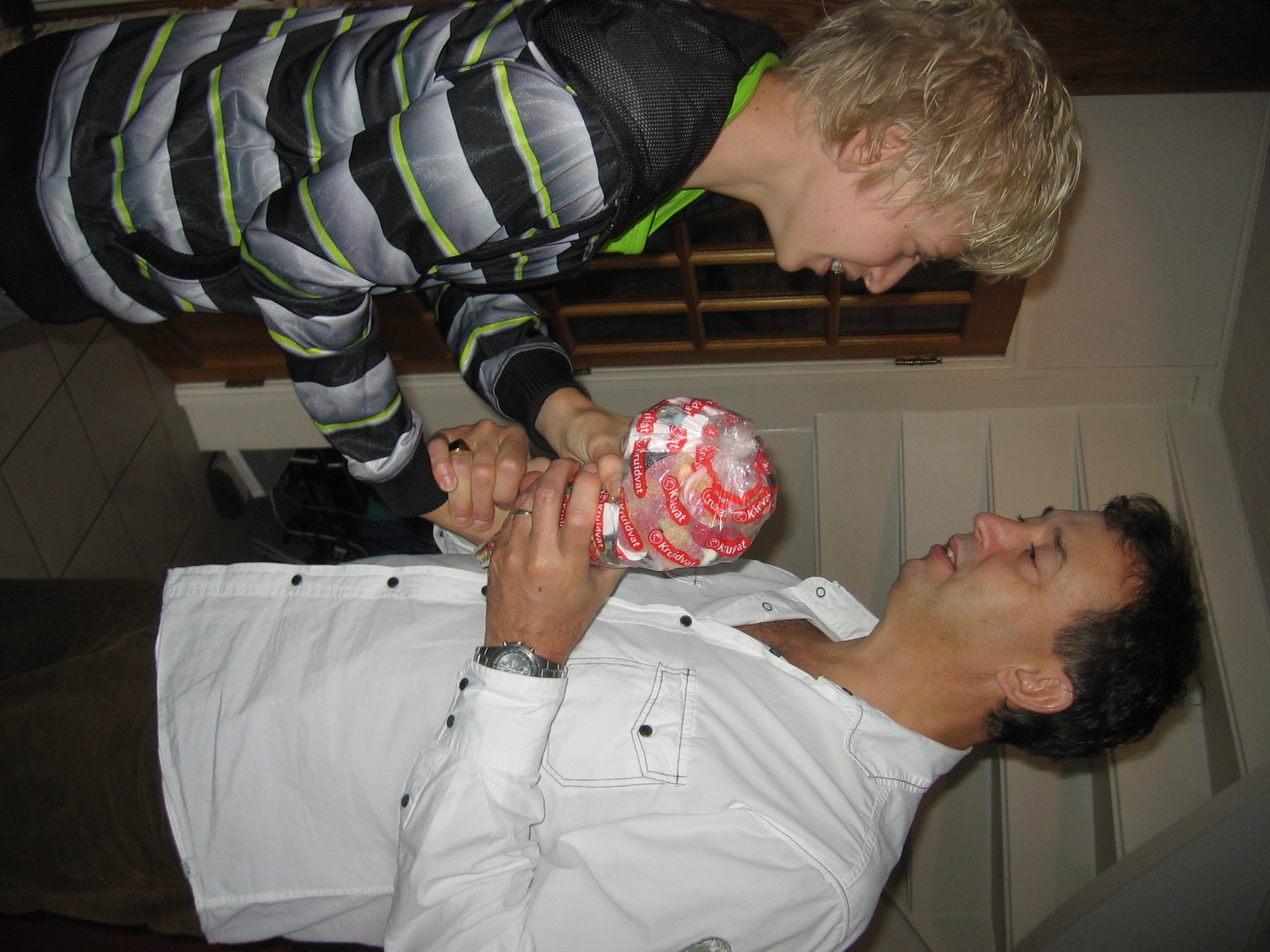 Een grote zak snoep cadeau krijgen