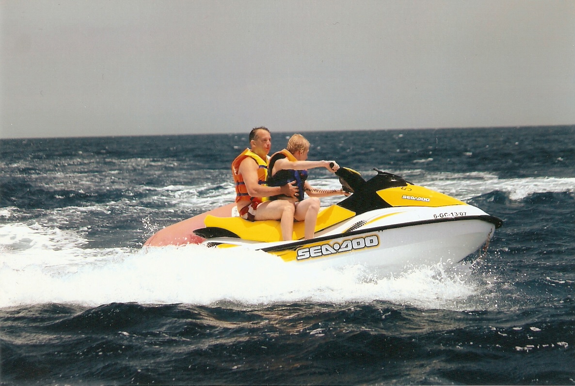 Samen op de waterscooter op zee